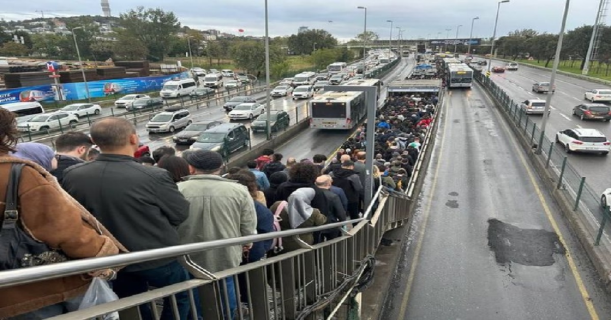 İSTANBULDA YAĞIŞLI HAVANIN ETKİSİYLE TRAFİK YOĞUNLUĞU YAŞANIYOR