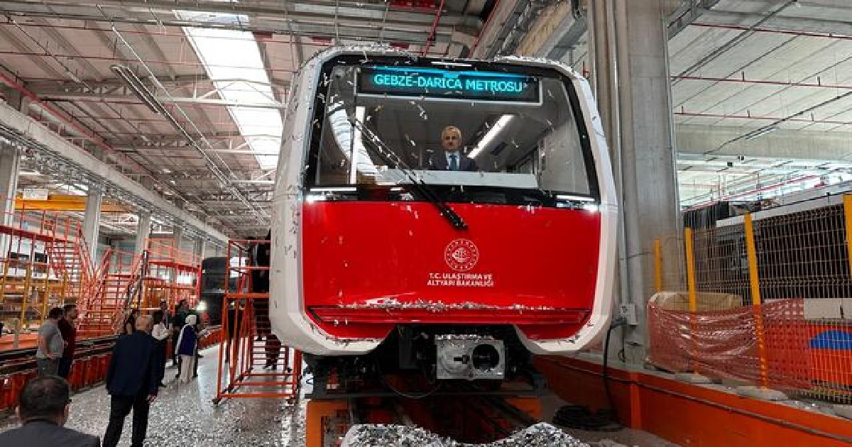 İLK YERLİ SÜRÜCÜSÜZ METRO ARACI RAYLARA İNDİ