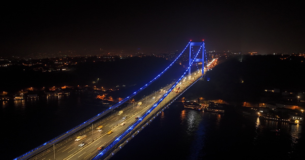 DÜNYA DENİZCİLİK GÜNÜ İÇİN MAVİ RENGE BÜRÜNDÜ