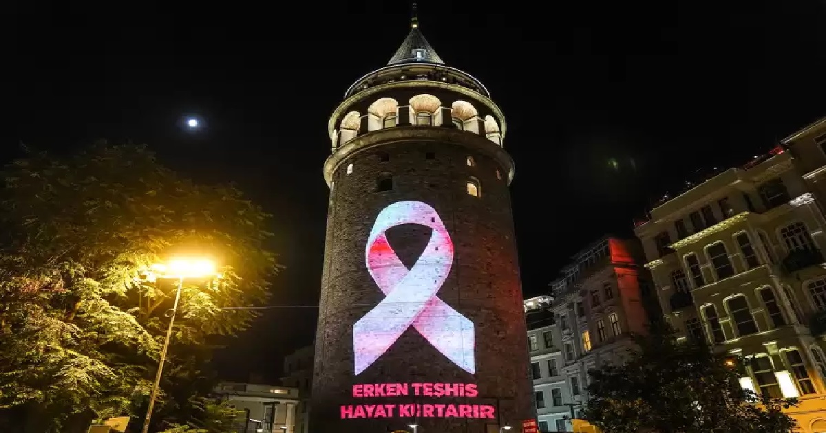 GALATA KULESİ‘NE PEMBE KURDELE GÖRÜNTÜSÜ YANSITILDI