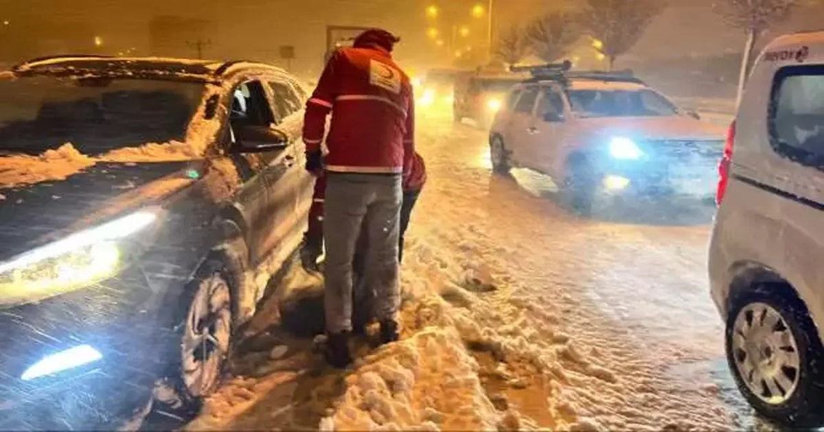 KIZILAY’DAN YOLDA KALANLARA YİYECEK İÇECEK İKRAMI