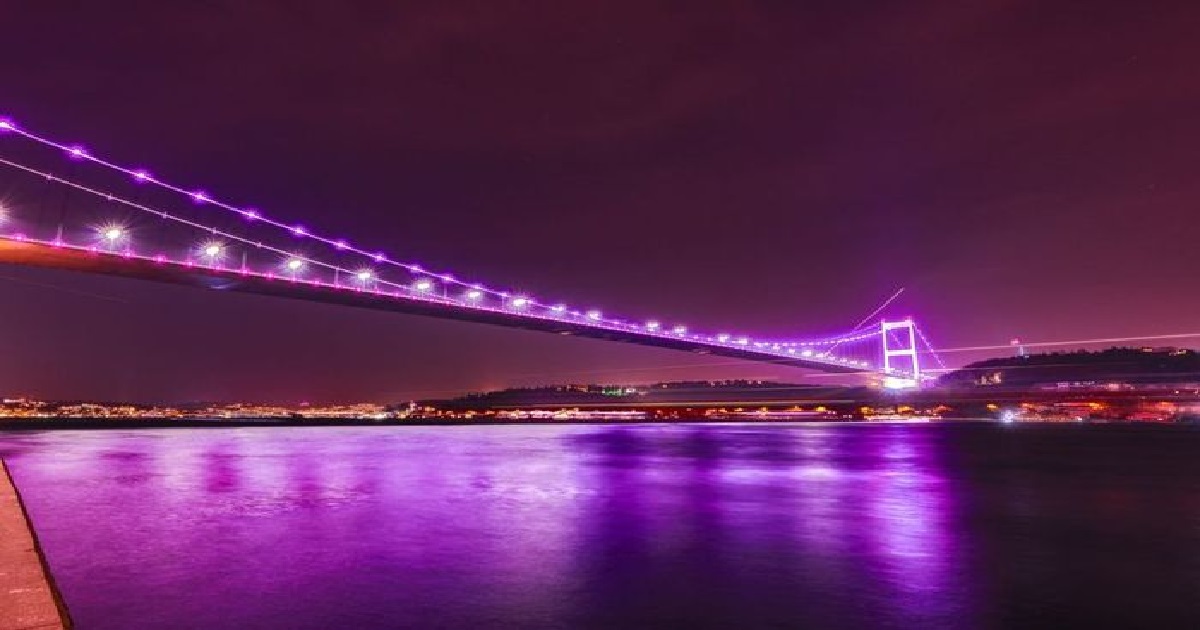 İSTANBUL BOĞAZI'NDAKİ KÖPRÜLER MORA BÜRÜNDÜ