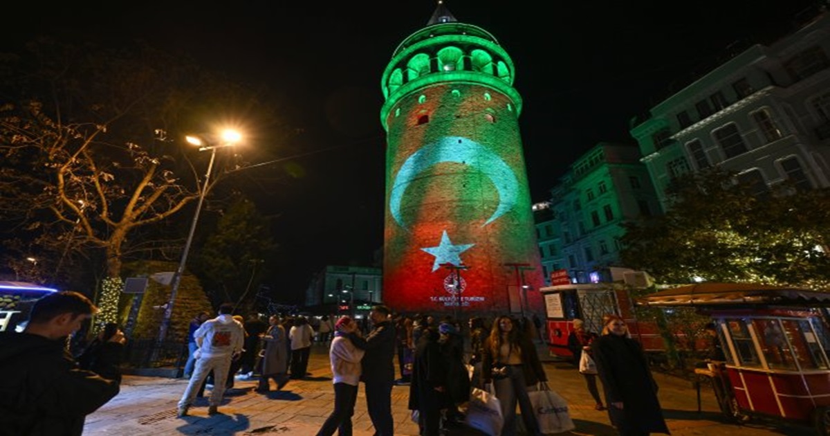 GALATA KULESİ YEŞİL RENKLE AYDINLATILDI