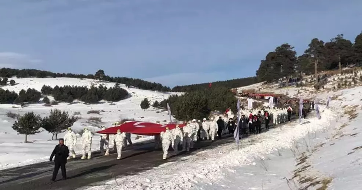 TÜRK BAYRAKLARIYLA  ŞEHİTLER İÇİN SARIKAMIŞ’TA YÜRÜYÜŞ